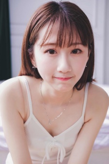 把她的一条腿举过头顶